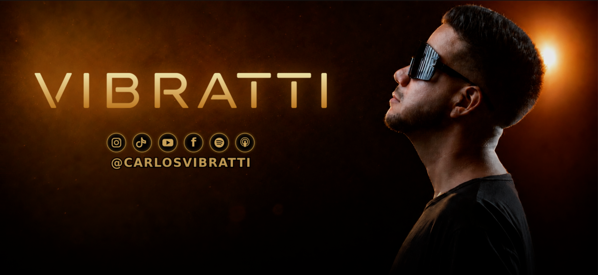 Carlos Vibratti con su logotipo oficial y sus redes sociales sobre un fondo dorado